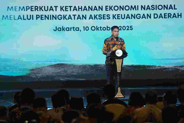 Wamendagri Akhmad Wiyagus memberikan sambutan pada acara Rakornas Tim Percepatan Akses Keuangan Daerah (TPAKD) dan Peluncuran Roadmap TPAKD di Jakarta, Jumat (10/10/2025). Foto: Investortrust/Mohammad Defrizal